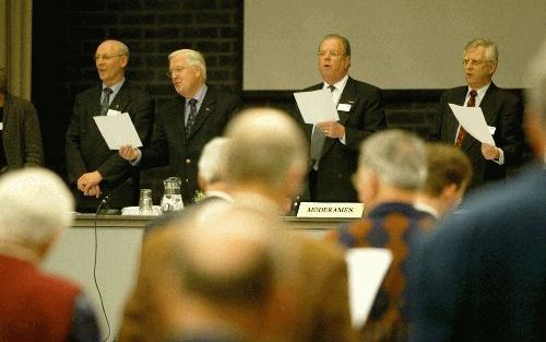 LUNTEREN - De hervormde synode kwam vrijdag in verdubbelde samenstelling bijeen. Voordat de zitting begon, werd een lied aangeheven. - Foto RD,(Henk(Visscher