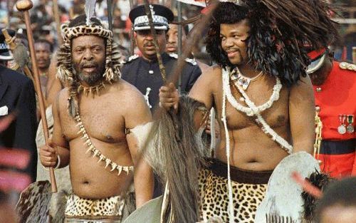 MBABANE - De koning van Swaziland, Mswati de Derde (l.), wordt geflankeerd door zijn zwager, Zulu-koning Goodwill Zwelithini, ter gelegenheid van de viering van zijn dertigste verjaardag, vier jaar geleden. - Foto EPA