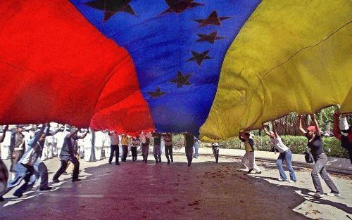 CARACAS - Aanhangers van de Venezolaanse president Hugo Chávez ontvouwden dinsdag een enorme nationale vlag tijdens de viering van de172e geboortedag van de Zuid-Amerikaanse bevrijdingsheld SimÃ³n BolÃ­var. In Venezuela ging woensdag de zeventiende stakin