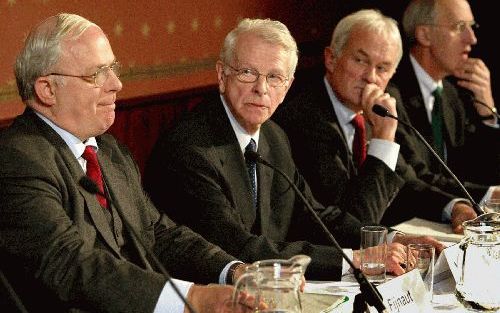 DEN HAAG - Een deel van de commissie-Van den Haak dinsdag tijdens de presentatie van het rapport over de beveiliging van Fortuyn. V.l.n.r. prof. dr. C. Fijnaut, mr. H. F. van den Haak, K. J. Sietsma en mr. R. Hoekstra. - Foto ANP