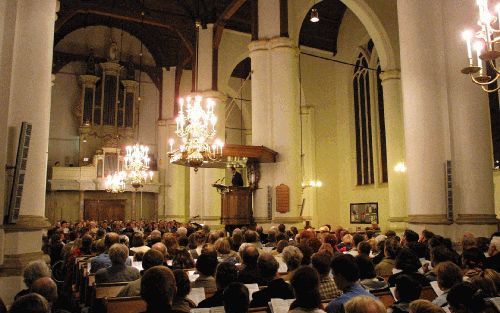 VIANEN - In kerkgebouwen worden de veiligheidseisen steeds meer aangescherpt. Zo zijn er richtlijnen voor het aantal kerkgangers in relatie tot de beschikbare uitgangen. In gangpaden mogen bij voorbeeld geen mensen meer zitten. Dat gebeurde tot voor kort 