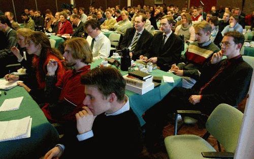 NIJKERK - De jaarlijkse ontmoetingsdag van het hoofdbestuur van de Gereformeerde Bond met studenten in de theologie stond gisteren in het teken van de roeping tot het werk in Gods Koninkrijk. Prof. dr. A. de Reuver leidde het onderwerp in. - Foto RD, Anto