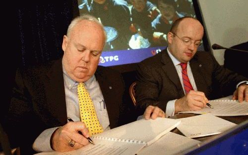 DEN HAAG - Directeur James Morris van het Wereldvoedselprogramma en voorzitter van de Raad van Bestuur van TPG Peter Bakker bij de ondertekening donderdag van een vijfjarig samenwerkingsprogramma. - Foto Capital Photos