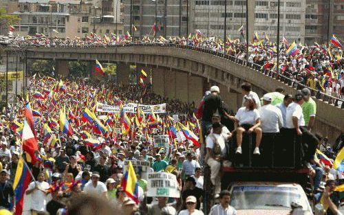 CARACAS - Tegenstanders van de Venezolaanse president, Chávez, waren zaterdag op de been in de hoofdstad Caracas. - Foto EPA