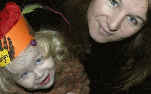 HOOGEVEEN - Bijstandsmoeder Sabine Neuteboom met haar dochtertje Rozemarijn. „Het is gewoon vreselijk moeilijk om de eindjes aan elkaar te knopen.” - Foto Jacob Melissen