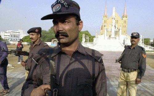 KARACHI - Pakistaanse politieagenten houden de wacht op het plein voor de kerk van St.-Patrick in de zuidelijke havenstad Karachi. Angst domineerde de kerstviering van Pakistaanse christenen, na eerdere terroristische aanslagen op christelijke doelen. Ook