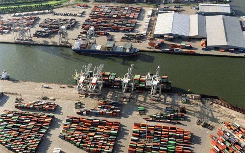 ROTTERDAM - De Rotterdamse haven heeft het dit jaar toch goed gedaan. Ook de zo belangrijke containersector, die de laatste jaren slechter draaide, trok aan. - Foto ANP