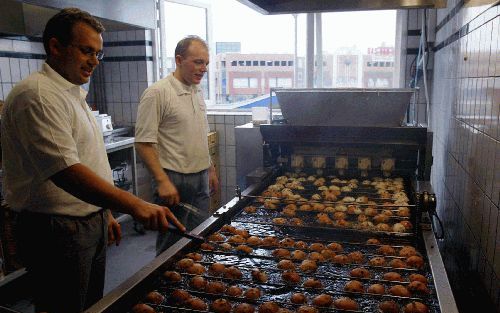 OUD-BEIJERLAND - Bakker Kees Voordijk uit Oud-Beijerland bakt oliebollen. Het exacte recept houdt hij achter zijn kiezen. Wat algemene richtlijnen wil hij wel kwijt. „Een goeie afbeet is belangrijk. De korst moet knapperig zijn. Wees verder niet te benauw