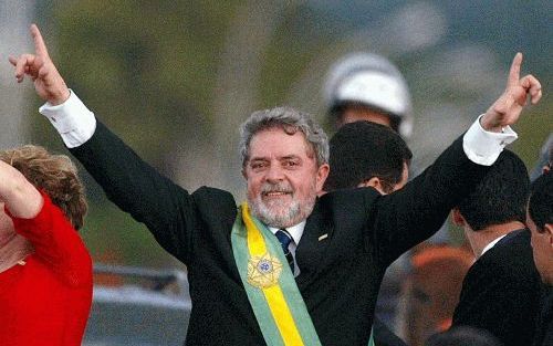 BRASILIA - De nieuwe Braziliaanse president, Lula da Silvia, groette woensdag het toegestroomde publiek vlak na zijn beÃ«diging. - Foto EPA