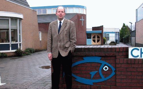 ’s-GRAVENDEEL - Ds. A. P. van Langevelde werd vrijdag 25 jaar geleden christelijk gereformeerd predikant. „Hier in ’s-Gravendeel is er geestelijke herkenning tussen christelijke gereformeerden, hervormden en gereformeerden.” - Foto RD