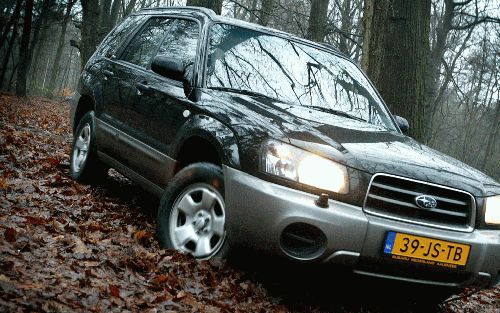 Net als elke Subaru heeft de Forester vierwielaandrijving. De auto houdt het midden tussen een SUV en een stationwagen en is daarom moeilijk in een nu geldende typecategorie onder te brengen. Dat neemt niet weg dat de nieuweling meer waardering verdient d