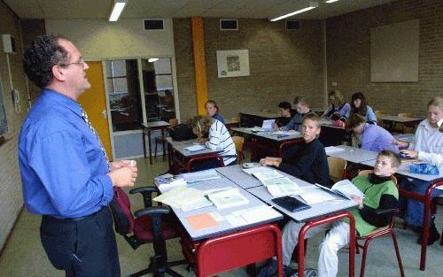 DEN HAAG - De politieke partijen beloven in hun verkiezingsprogramma’s het onderwijs gouden bergen.