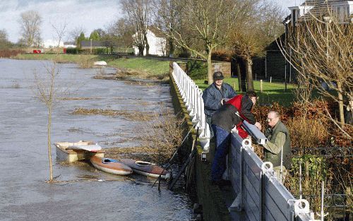 ITTEREN - Langs de Maas bij Itteren leggen dorpelingen een noodkade aan. - Foto Frank van den Berg