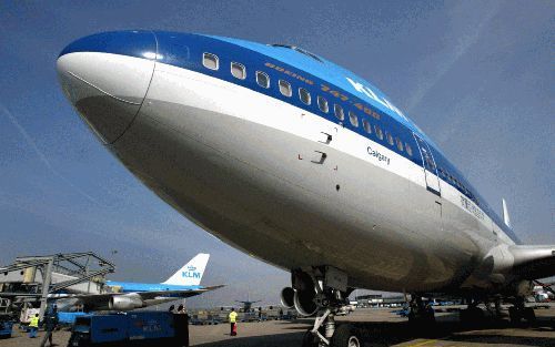 SCHIPHOL - De Boeing 747-400 ”City of Calgary” staat op Schiphol klaar voor vertrek. KLM heeft maandagochtend een winstwaarschuwing afgegeven. Hoge olieprijzen en de dreigende oorlog tegen Irak spelen hierbij een grote rol. - Foto ANP