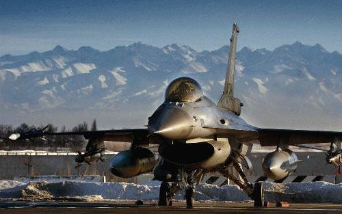 BISHKEK - Een Nederlandse F16-piloot draait de motoren van zijn toestel warm. Hij is op weg naar de startbaan om een vlucht boven Afghanistan uit te voeren. De piloten van de basis in Volkel hebben vrijdag het commando overgedragen aan de collegas van de 