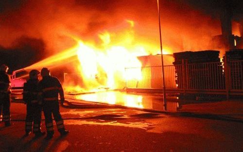 WERKENDAM - Bij pindabranderij en notenopslag Kapp aan de Calandstraat in Werkendam is zaterdagmiddag rond 16.00 uur een grote brand ontstaan. Brandweerkorpsen uit zes verschillende plaatsen hebben met zestig man en groot materieel de brand geblust. In he