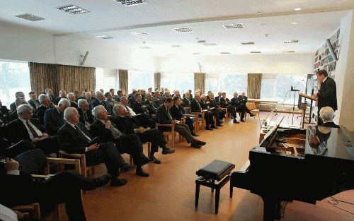 DOORN - Terwijl de dames van de thee staan te wachten, luisteren de predikanten naar de lezing van dr. Van Ek, docent bijbelse theologie aan de kerkelijke opleiding van de Universiteit Utrecht. Dr. Van Ek en prof. dr. F. G. Immink spraken woensdag op de p