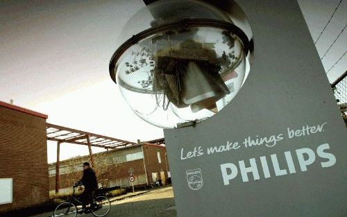 SITTARD - Philips maakt de dingen er niet beter op in Sittard. Deze vestiging en die in Stadskanaal staan moeilijke tijden te wachten. Het elektronicaconcern wil in beide plaatsen bijna de helft van het aantal banen schrappen. Voor Sittard gaat het om 207