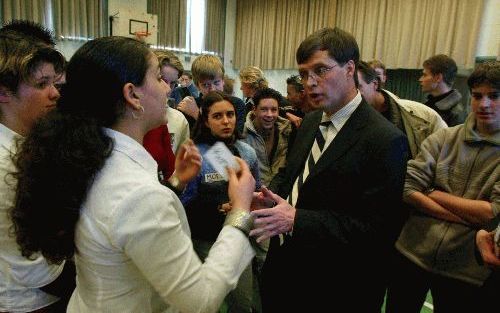 DEN HAAG - CDA-lijsttrekker Balkenende debatteerde donderdag met scholieren van het Haagse Dalton College. De felste discussies ontstonden na het officiÃ«le gedeelte. - Foto RD,AntonDommerholt