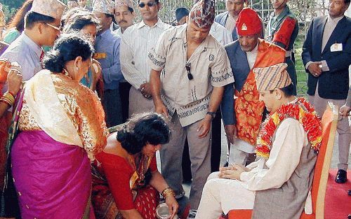 Een vrouw wast de voeten van koning Gyanendra van Nepal tijdens het ritueel van Mahapuja, september 2001. - Foto EPA