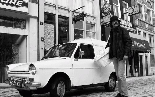 Roy Wenting van wasserij De Zeepbel is goed te spreken over zijn Daf 33 bestelauto. „Je levert comfort in, maar krijgt er een brok nostalgie voor terug.” - Foto RD