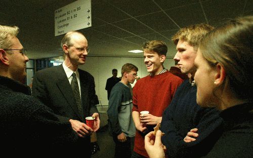 GOUDA - Ds. W. Visscher in gesprek met studenten. De Amersfoortse predikant was spreker op een door het deputaatschap studerenden van de Gereformeerde Gemeenten belegde bijeenkomst in Gouda. Hij belichtte het thema opwekking. - Foto Martin Droog