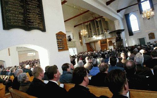 PUTTEN - Het ComitÃ© tot behoud van de Nederlandse Hervormde Kerk belegde zaterdag in de Oude Kerk, de Nieuwe Kerk en De Aker te Putten zijn vierde bezinningsdag. Het ComitÃ© riep de ongeveer 2300 aanwezigen op om na de SoW-fusie onder de hervormde kerkor