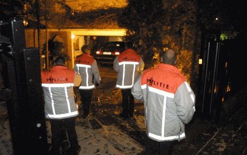 AMSTERDAM - Gretta Duisenberg kwam zaterdagavond weer thuis na haar reis naar IsraÃ«l. Haar huis in Amsterdam staat onder politiebewaking. - Foto Frank van den Berg