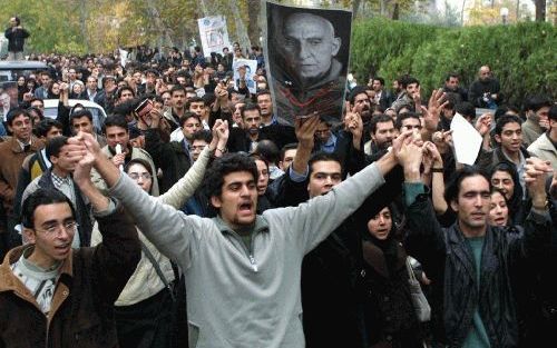 TEHERAN - Iraanse studenten tijdens een van hun demonstraties in Teheran. - Foto EPA