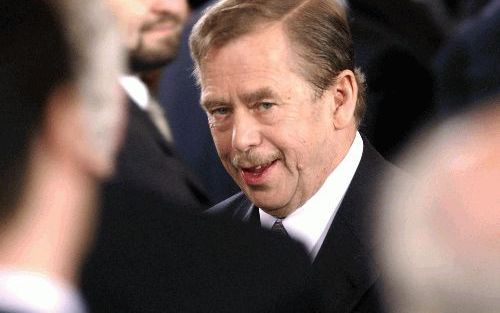 PRAAG - Tijdens een staande en langdurige ovatie van parlementsleden verliet de Tsjechische president Havel woensdag de Spaanse Hal in De Burcht nadat hij zijn afscheidsspeech had gehouden. De 66-jarige criticus van het vroegere communistische regime in P