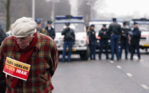 VOLKEL - De politie heeft zaterdag ruim honderd actievoerders gearresteerd die de vliegbasis Volkel waren binnengedrongen om een zogeheten burgerinspectie te houden naar verboden wapens. De demonstranten vinden dat behalve Irak ook de Verenigde Staten dui