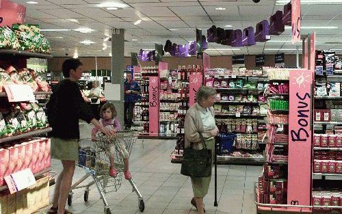 ZAANDAM - Albert Heijn mengt zich noodgedwongen in de prijzenslag tussen supermarkten. Onder het motto ”Een vollere tas voor minder geld” probeert de grootgrutter de zuigkracht van goedkopere concurrenten het hoofd te bieden. - Foto ANP