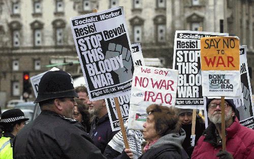 LONDEN - In de Britse hoofdstad Londen werd dinsdag gedemonstreerd tegen een nieuwe oorlog tegen Irak. - Foto EPA