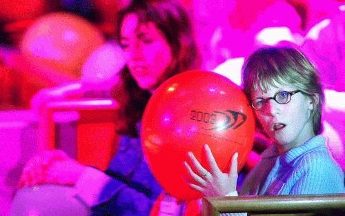 UTRECHT - In Muziekcentrum Vredenburg in Utrecht werd dinsdag een concert gegeven voor dove en slechthorende kinderen. Met behulp van een ballon konden de kinderen zelf de trillingen van de muziek voelen. - Foto ANP