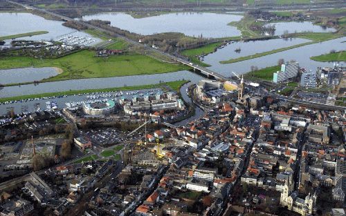 „Moeten gemeenten alsmaar groeien?” Op de foto Roermond, vanuit de lucht gezien. - Foto ANP