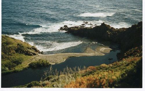 Achter de fraaie kustlijn van SardiniÃ« ligt een schitterend landschap. - Foto RD