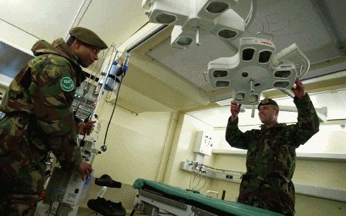 ERMELO - Vanaf volgende maand is het Mobiel Geneeskundig Operatiekamer Systeem (Mogos) van de Koninklijke Landmacht operationeel in Afghanistan. Het drie jaar oude systeem wordt voor de eerste keer daadwerkelijk ingezet. In de containers bevindt zich onde