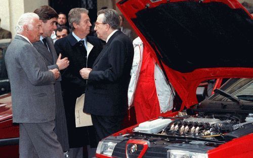 De leiding van het Fiat-concern komt in handen van Umberto Agnelli, de jongere broer van de vrijdag overleden topman Giovanni Agnelli