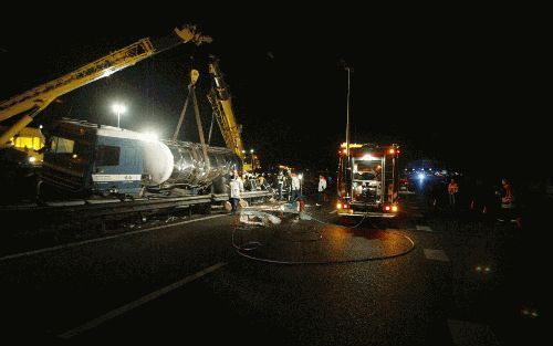 LEUSDEN - Een tankwagen kreeg vrijdagavond op de A28 bij Leusden een klapband en belandde in de middenberm. Een personenauto die erachter reed, kwam onder de tankwagen terecht. Een van de inzittenden overleed ter plaatse aan zijn verwondingen. De A28 was 