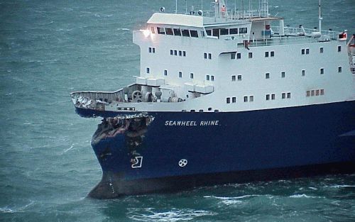 TERSCHELLING - Het Zweedse vrachtschip ”Seawheel Rhine” botste zaterdagmorgen enkele tientallen kilometers buiten de kust van Terschelling tegen de Nederlandse vrachtvaarder ”Assi Eurolink”. Het Nederlandse schip zonk na de aanvaring. De zestien opvarende