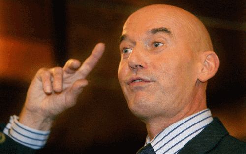 De invloed van Pim Fortuyn lijkt groter dan ooit, ondanks het verlies voor de Lijst Pim Fortuyn. De gevestigde partijen hebben veel van zijn standpunten Ã©n van zijn politieke stijl overgenomen.