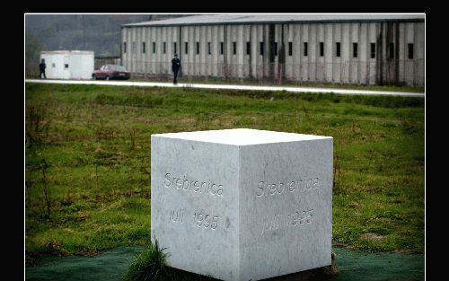 SREBRENICA - Deze gedenksteen herinnert aan de val van de moslimenclave Srebrenica. Het monument staat in Potocari, voor de loods waar het Nederlandse leger zat. Van hieruit beschermde Dutchbat ongeveer 25.000 vrouwen en kinderen op en rond de Nederlandse