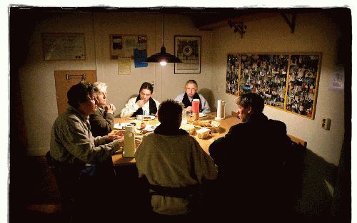 HOENDERLOO - Een algemene eettrend is dat de mensen elkaar zoeken in een vaak zelfgemaakte setting rond een haardvuur. Kortom, liever thuis aan tafel met eigen liflafjes dan opgedirkt bij de meesterkok op visite. - Foto RD, Henk Visscher