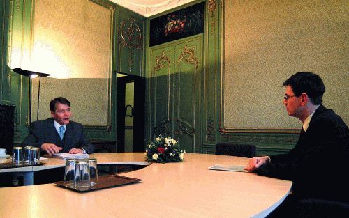 DEN HAAG - Informateur Donner (l.) sprak dinsdagmorgen in het Tweede-Kamergebouw in Den Haag met ChristenUnie-leider Rouvoet over de nieuw te vormen regering. - Foto Frank van Rossum