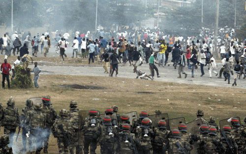 ABIDJAN - Aanhangers van de regering van president Laurent Gbagbo van Ivoorkust togen maandag voor de derde achtereenvolgende dag in Abidjan de straat op om te protesteren tegen het vredesakkoord dat onder Franse bemiddeling tot stand is gekomen. Soldaten