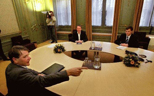 DEN HAAG - Informateur Donner (l.) zit aan tafel met de leiders van CDA, Balkenende (r.) en PvdA, Bos (m.) in het Eerste Kamergebouw in Den Haag. Het is voor het eerst dat de twee samen met de informateur praten. - Foto ANP