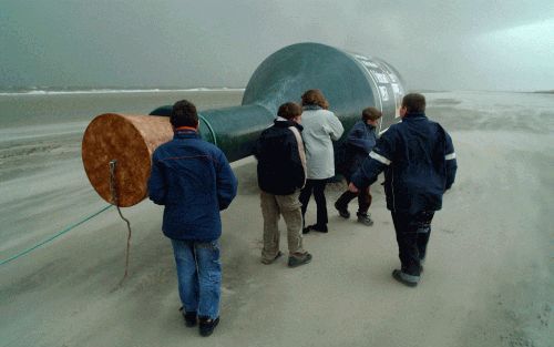 OUDDORP - Op het strand van Ouddorp spoelde dinsdagmiddag een reuzenfles aan. In de tien meter lange fles zat een brief uit Bangladesh. De post maakte onderdeel uit van een campagne van de kerkelijke hulporganisatie Kerkinactie, die mensen weerbaarder moe