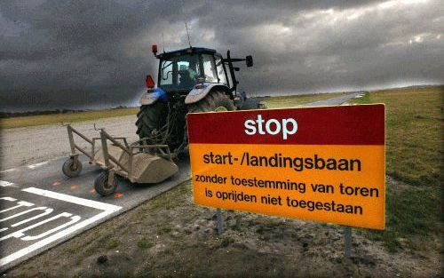 SCHIPHOL - De vijfde baan van Schiphol gaat bijna open. Over de 3800 meter lange Polderbaan werd twee jaar gebouwd. De baan zorgt voor een toename van de capaciteit en een reductie van de geluidsoverlast in de aan- en uitvliegroutes. Schiphol telt op dit 