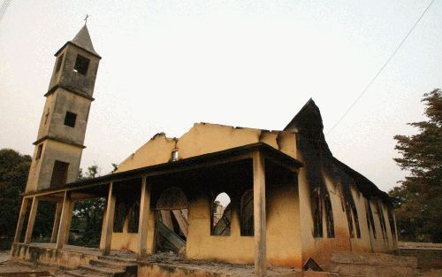 AGBOVILLE - Opname van een protestantse kerk in Agboville, Ivoorkust, die een paar dagen geleden bij etnische rellen in brand werd gestoken en vernield. - Foto EPA