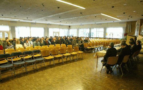 AMERSFOORT - Docenten van het Van Lodensteincollege in Amersfoort gingen gisteren met zes ambtsdragers in discussie over de onderscheiden verantwoordelijkheden van kerk en school. - Foto RD, Henk Visscher